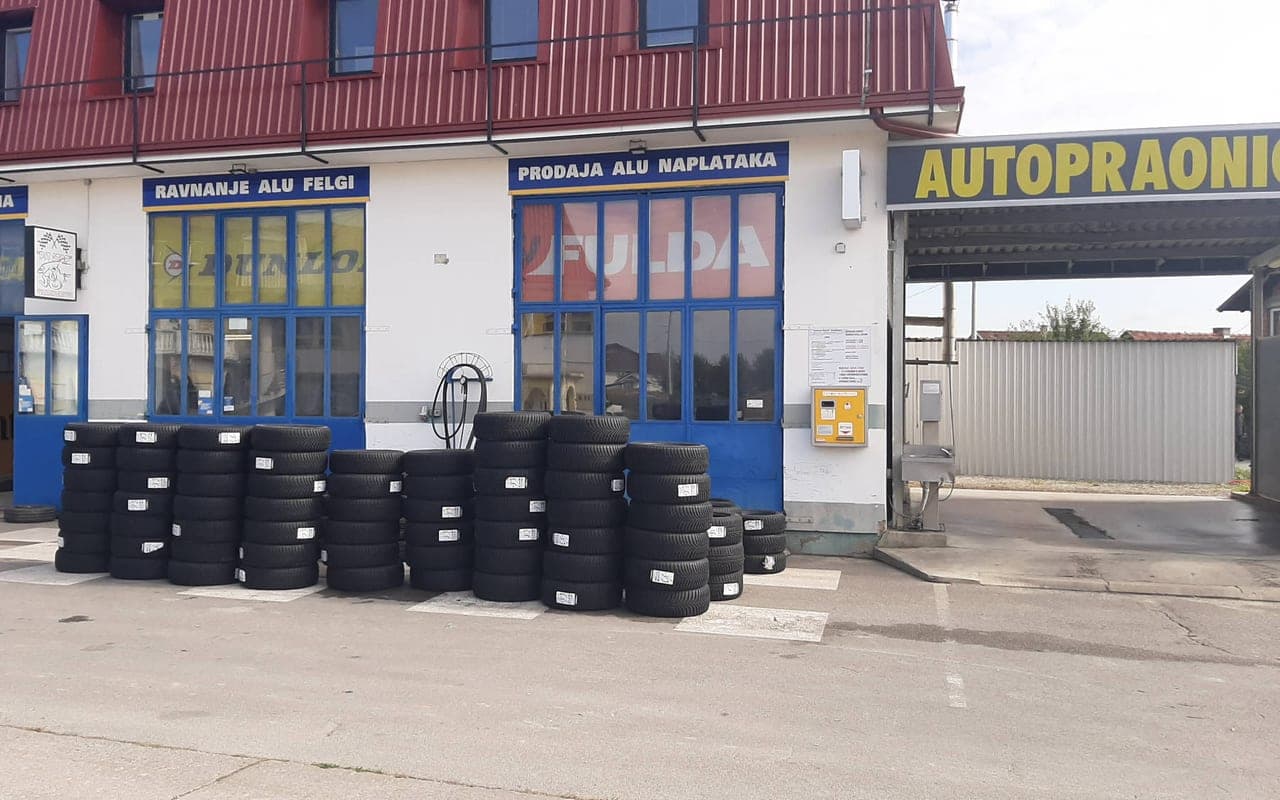 Pit Stop radiona i ponuda guma ispred ulaza